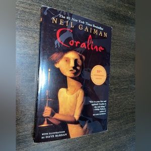 Coraline By Neil Geiman (Paperback)